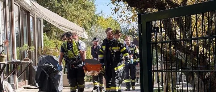 Feuerwehrleute mit einer Trage