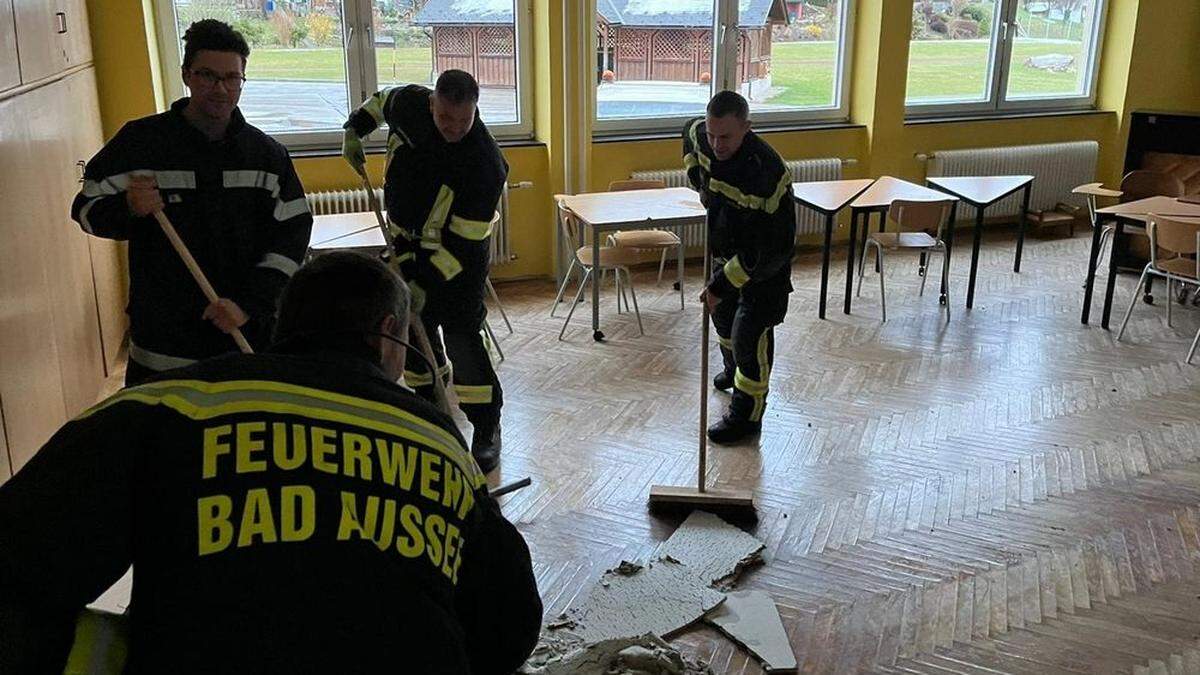 Aufräumarbeiten nach dem Vandalenakt – von der Decke stürzten Teile herab