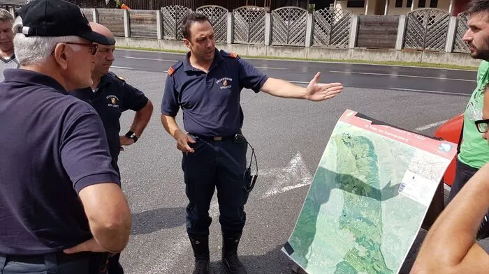 Bei der Besprechung wird die Lage der Hochwasserbehälter genau angesehen. Sie müssen neu befüllt werden, nachdem die Strecke zwischen Quellfassung und Behälter vermurt wurde.