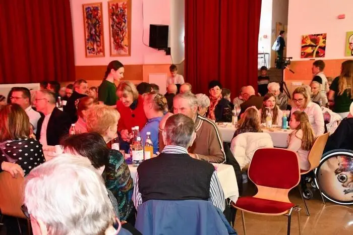 Obfrau Eva Freudenberger und Renate Galler begrüßten die Gäste und führten durch das abwechslungsreiche Programm, das von Chorleiterin Ilse Schmalzer geleitet wurde.