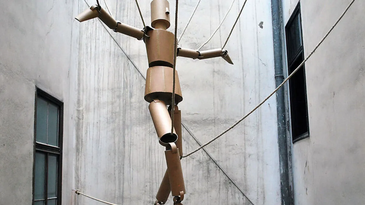 Im Lichthof balanciert die Figur von Künstlerin Maria Schneider