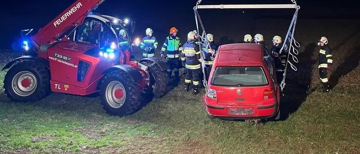 Aus unbekannter Ursache kam ein Pkw Montagabend auf der B72 von der Straße ab