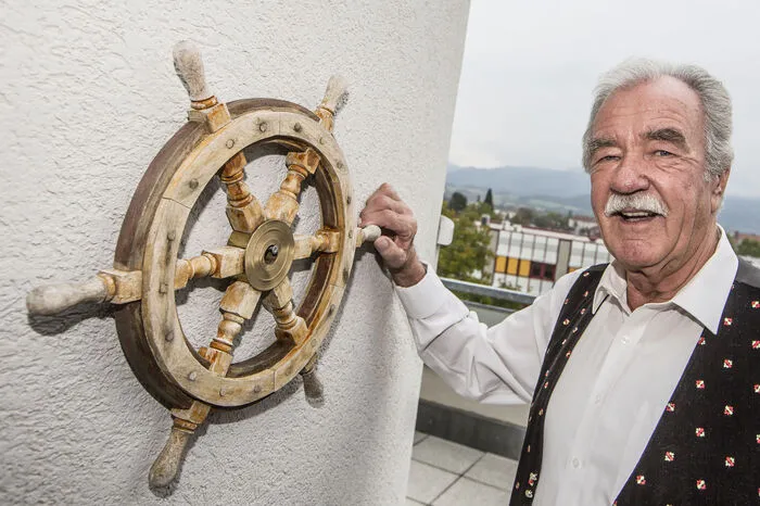 Wie ein Schiff wurde das Gebäude geplant. Passend dazu: das Steuerrad auf der Terrasse