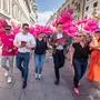 Zum Wahlkampfauftakt für die Graz-Wahl zogen die Neos mit pinken Luftballons durch die Stadt, hier Herrengasse; am Bild, von links nach rechts: Ralph Kranner, Alexis Pascuttini, Claudia Jäger (Bundesgeschäftsführerin), Philipp Pointner, Verena Garber