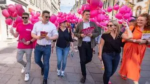 Zum Wahlkampfauftakt für die Graz-Wahl zogen die Neos mit pinken Luftballons durch die Stadt, hier Herrengasse; am Bild, von links nach rechts: Ralph Kranner, Alexis Pascuttini, Claudia Jäger (Bundesgeschäftsführerin), Philipp Pointner, Verena Garber