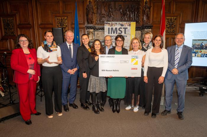 Bei der Verleihung (von links): Doris Wagner (Sektionschefin Bildungsministerium), Melanie Striednig-Bär (Leiterin Kindergruppe Tauernzwerge), Günther Novak (Bürgermeister Mallnitz), Doris Arztmann (MINT-Verantwortliche im Bildungsministerium), Petra Duhm (WKO), Peter Posch (Universität Klagenfurt), Jasmin Possegger (Leiterin Schulcluster), Gudrun Batek (Projektleiterin EKUZ), Theresa Saupper (Kindergruppe Tauernzwerge), Martina Pucher (Kindergruppe Tauernzwerge) und Konrad Krainer (Universität Klagenfurt)