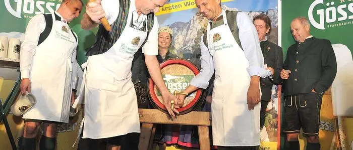 Treffsicher beim Bieranstich: der langjährige Bierzelt-Weinlieferant Alfred Bayr (li.) und Wirtschaftsminister Wolfgang Hattmannsdorfer