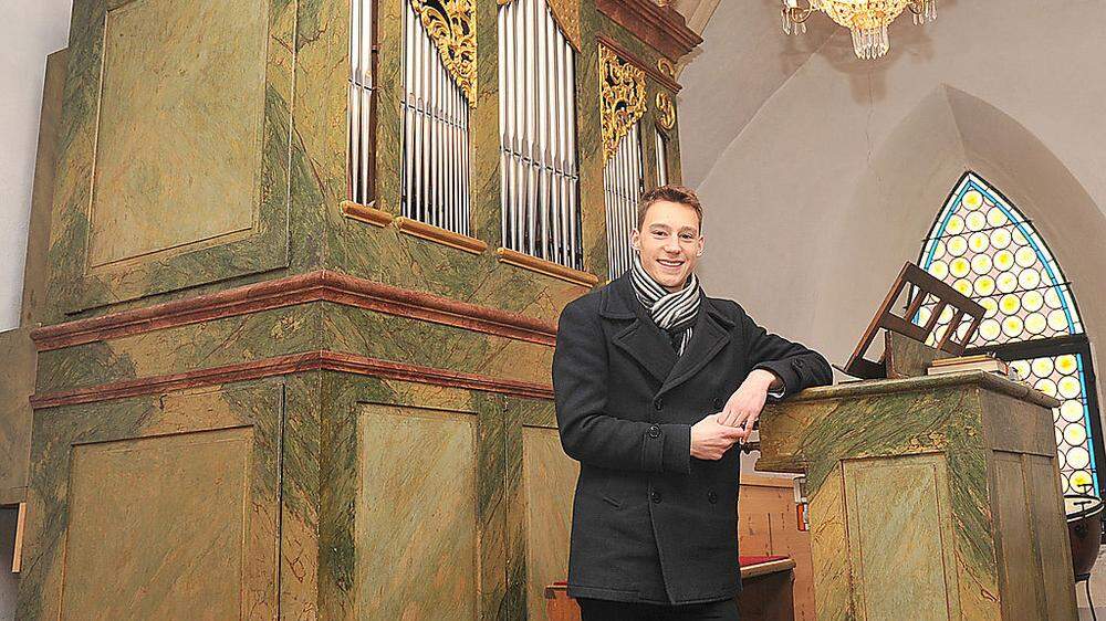 Lukas Hasler vor der Orgel in der katholischen Pfarrkirche in Gaishorn