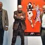 (v.l.) Kulturbeauftragter Georg Köhler, Künstler Peter Sengl, Kulturstadtrat Oswin Donnerer vor dem Titelbild der Ausstellung.