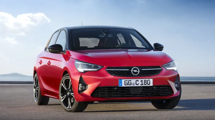Dass der neue Opel Corsa auch vollelektrisch kommt, das ist bereits gesetzt. Was sonst noch unter die Haube kommt, haben die Rüsselsheimer jetzt verraten: Zum Marktstart des 4,06 Meter langen Fünftürers werden Benziner und Diesel in Leistungsstufen von 75 bis 130 PS implantiert.
