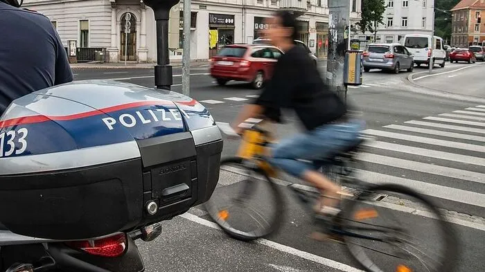 Polizei kontrolliert Radfahrer (Archivbild)