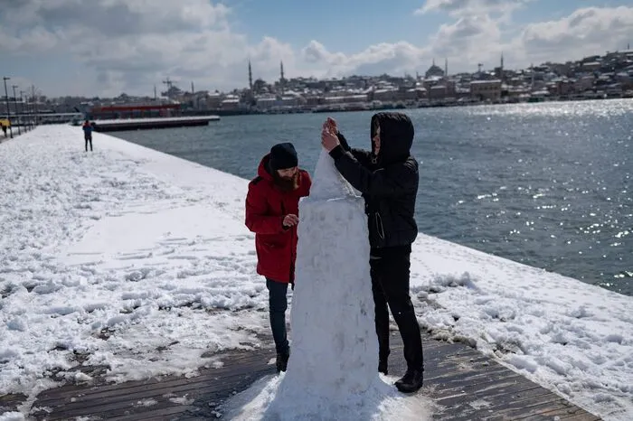 Der Schnee trifft nicht nur die 16-Millionen-Metropole. Auch in Orten am Schwarzen Meer, in Teilen der Ost- sowie der Westtürkei bleiben Schulen vorerst zu