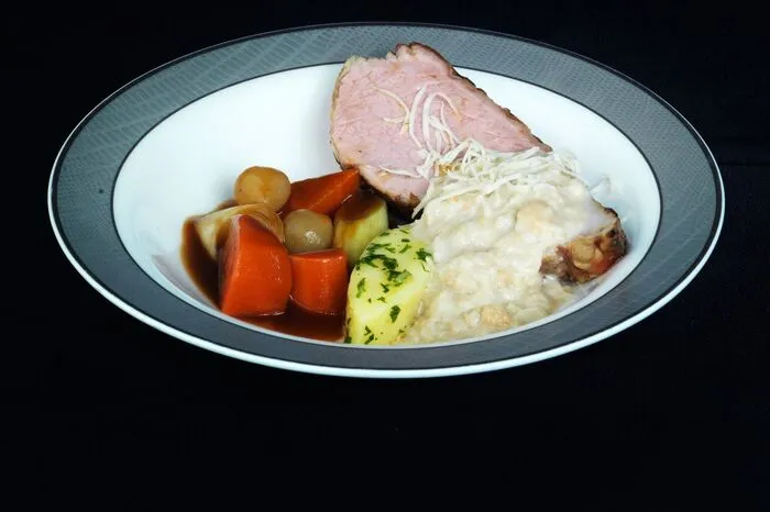 Tafelspitz mit gekochtem Wurzelgemüse