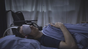 Wenn ME/CFS-Betroffene nur mehr in einer reizarmen Umgebung leben können, ist ein Besuch eines medizinischen Zentrums mit Licht, Lärm etc. eine enorme Belastung, die den Zustand noch weiter verschlechtern kann