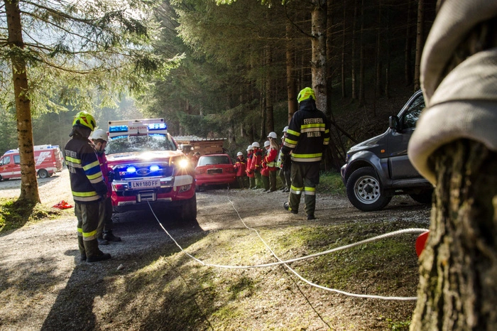 Als dritte mitwirkende Einsatzorganisation an dieser umfangreichen Übung durften wir die Rettungshundebrigade Staffel Liesingtal willkommen heißen. In einer kurzen Theorieeinheit gaben sie den Jugendlichen einen Einblick in ihre Arbeit und den richtigen Umgang mit den Hunden. Anschließend wurde auch noch eine Suchkette in einem Waldstück gebildet und die Fläche gemeinsam abgesucht.