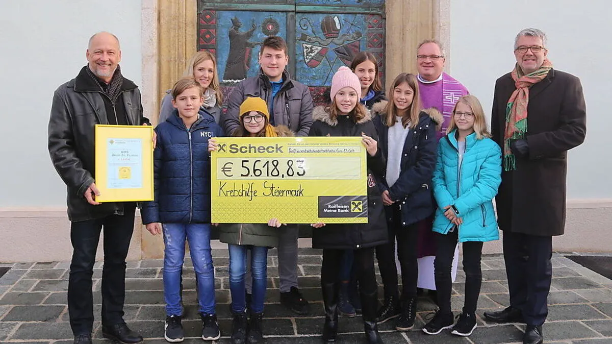 Bei der Scheckübergabe