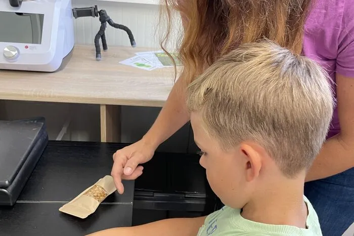 Und auch beim Etikettieren der Produkte packen die drei Kinder der innovativen Landwirte gerne mit an.