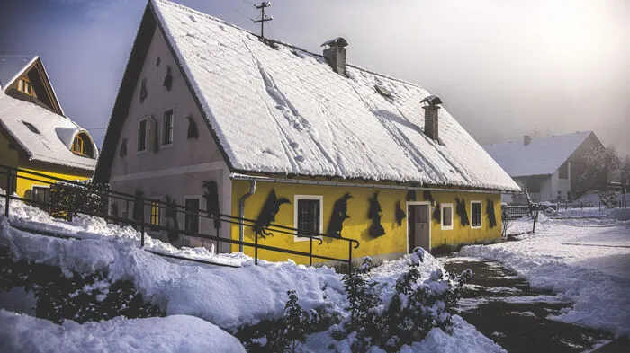 Ach, sehr romantisch schaut es aus, das verschneite Haus. Doch Angsthasen ...
