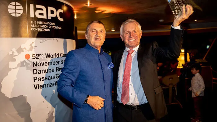Große Freude bei Sepp Hartinger (r.) über die Auszeichnung