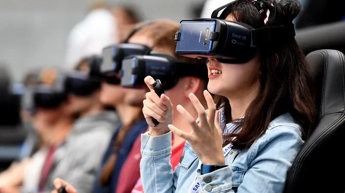 Freundschaften bleiben wichtig – trotz oder gerade dank sozialer Medien. Soziale Medien und das Smartphone mögen den Begriff Freundschaft neu definiert haben. Das bedeutet jedoch nicht, dass ihr Stellenwert sinken wird. Im Gegenteil: Die Generation Z will sich permanent austauschen. 62 Prozent von ihnen wünschen sich, wieder mehr gemeinsam mit Gleichgesinnten zu machen. Gleichzeitig möchte jeder Zweite, dass dies Zuhause geschieht. Ob der Austausch dann mit physisch Anwesenden oder zum Beispiel im Chat über VR-Brillen geschieht, ist Nebensache.  