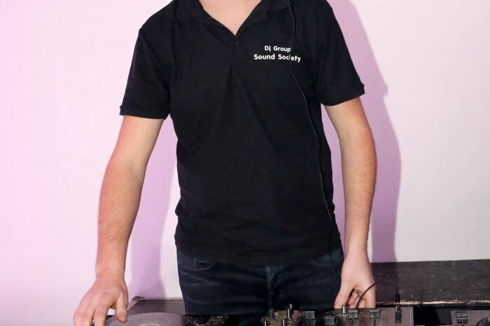 Und die heißen Scheiben im Keller legte DJ „Sound Society“ auf. 