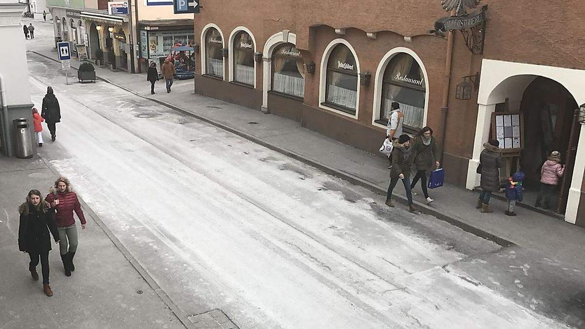 Die Straßen der Lienzer Innenstadt sind schneeweiß