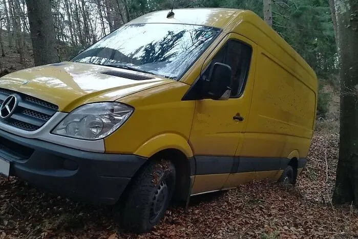 Weder vor noch zurück konnte ein Paketzusteller mit seinem Fahrzeug in St. Lorenzen am Wechsel. Sein Navigationsgerät hatte ihn mitten in den Wald gelotst. Die Feuerwehr musste das Auto herausschleppen.