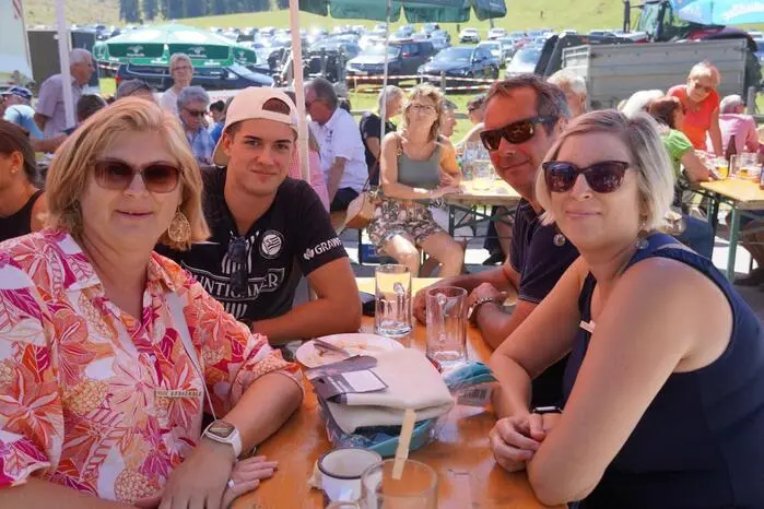 Zwei pensionierte Holzarbeiter hätten damals erstmals für die Gäste Sterz gekocht. Aus der kleinen Veranstaltung entwickelte sich über die Jahre ein Fest, das heute untrennbar mit der Holdahütt’n verbunden ist. „Mittlerweile ist es ein traditionelles Fest, das jedes Jahr um diese Zeit stattfindet“, sagt Pötz.
