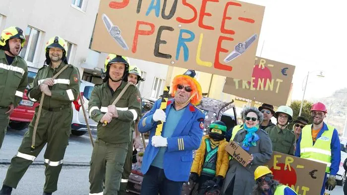 Völkermarkt "Blatsch, Blatsch"- bei strahlenden Sonnenschein waren gestern die Narren am Ruder. Beim traditionellen Faschingsumzug in der Bezirkshauptstadt ging es lautstark zu.
