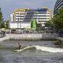 Surfanlage in Rotterdam in der Steigersgracht: ein 130 Meter langes und 21 Meter breites Wellenbecken wurde in den bestehenden Kanal gebaut