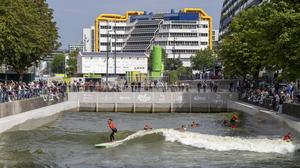 Surfanlage in Rotterdam in der Steigersgracht: ein 130 Meter langes und 21 Meter breites Wellenbecken wurde in den bestehenden Kanal gebaut