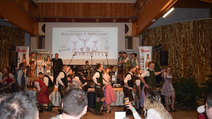Beim zweiten Ball der Spielberger Jäger, Bauern und Landjugend unter dem Motto "Butterhirschen und Schürzenjäger" wurde im Helenenhof in der "Burg Spielberg"  bis in die frühen Morgenstunden ausgelassen gefeiert.
