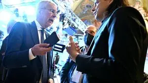 Dominik Wlazny (rechts) kostete Alexander Van der Bellen die Stimmen vieler jüngerer Wähler 