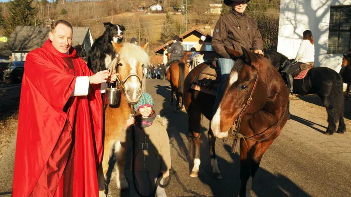 Wie es die Tradition am Stefanitag will, trafen sich am Montag auch in der Gemeinde Techelsberg zahlreiche Pferdeliebhaber zur Pferdesegnung. Die Segnung vor der Kirche Ebenfeld ging neben dem Stall von Stefan Petutschnig in der Morgensonne über die Bühne.