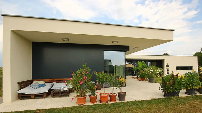 Gartenseitig zeigt sich das Haus maximal transparent.