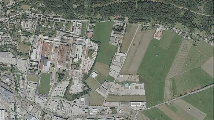 Liezen mit der Maschinenfabrik bzw. deren Parkplätze im Zentrum. Rechts davon die so genannte Niederfeldstraße, an der auch der Baustoffhändler Quester liegt. Direkt gegenüber soll erweitert werden