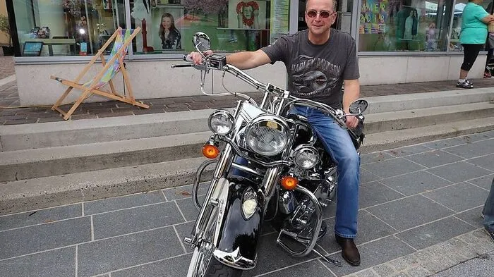 Köflaches Bürgermeister Helmut Linhart schwang sich nicht nur aufs Motorrad, sondern sang auch für das Publikum