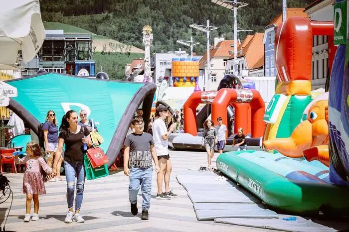Auch das Wetter spielte an dem Freitag mit und Sonnenschein begrüßte die Besucher, nachdem sie ihr Zeugnis erhielten