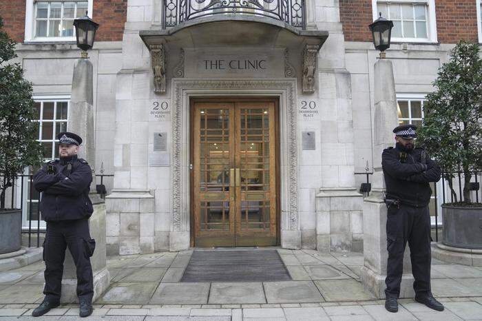 Polizisten stehen Wache vor der Londoner Klinik, in der sich Kate, Prinzessin von Wales, von einer Operation erholt. (Archivbild, Jänner)