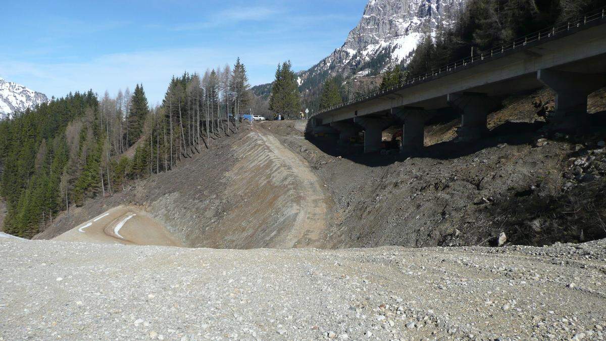 Die Waldbachbrücke wird mit Erzberg-Material ersetzt