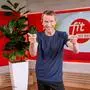 - Fit mit den Stars - Andreas Goldberger - Andreas Goldberger - Das neue ORF-Fitness-Format „Fit mit den Stars“ steht immer werktags um 9.10 Uhr auf dem Programm von ORF 2 und wird im Wochenrhythmus von einem anderen Promi als Vorturner:in moderiert. Diese Woche begrüßt Ex-Skispringer und ORF-Experte Andreas Goldberger das Publikum und wird eine große Bandbreite an Übungen für alle Fitnessgrade und Altersgruppen anbieten. Im Bild: Andi Goldberger. - Copyright: ORF/Roman Zach-Kiesling - Veröffentli