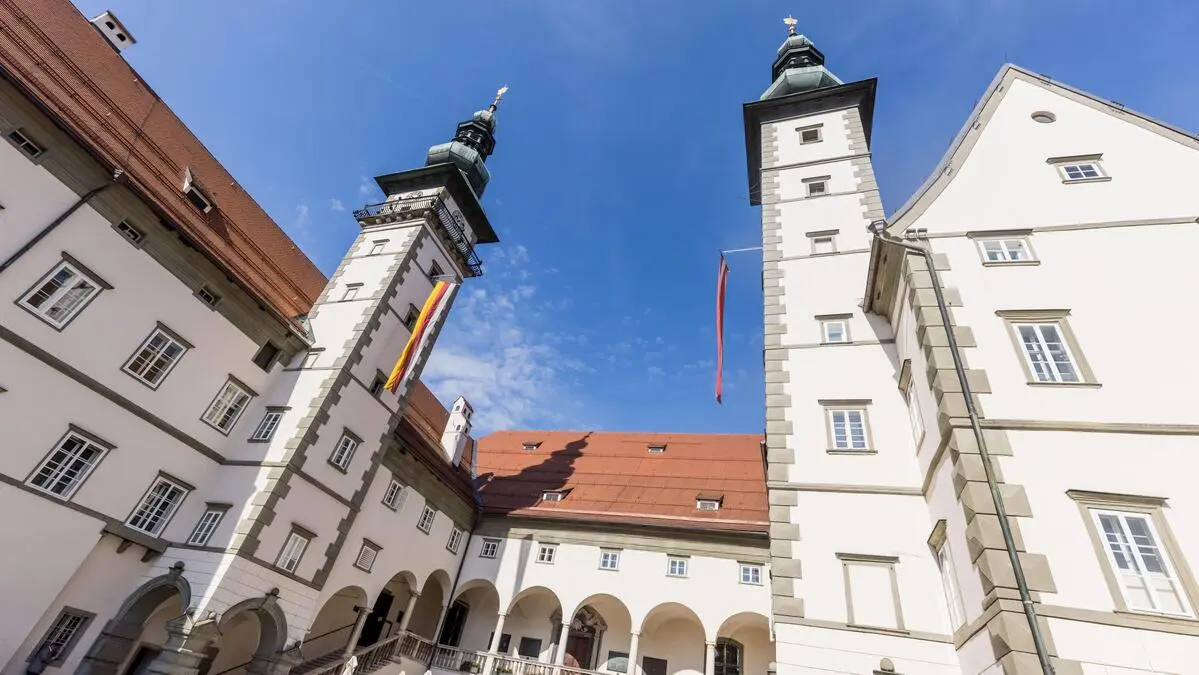 Der Landtagshof mit dem Kärntner Landtag | Einerseits regiert in Kärnten der Sparstift, andererseits wird das Personal der vier Landtagsklubs aufgestockt