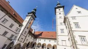 Der Landtagshof mit dem Kärntner Landtag | Einerseits regiert in Kärnten der Sparstift, andererseits wird das Personal der vier Landtagsklubs aufgestockt