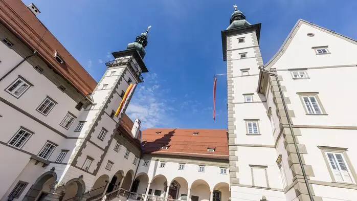 Der Landtagshof mit dem Kärntner Landtag | Einerseits regiert in Kärnten der Sparstift, andererseits wird das Personal der vier Landtagsklubs aufgestockt