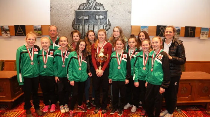 Bereits zum achten Mal holte die Ski- und Sport-NMS den Schülerliga-Bundesmeistertitel. ein Rekord. Gegen Wien siegten die jungen Damen im Finale am Mittwoch mit 3:1. In Eisenerz wurden die erfolgreichen Sportlerinnen mit ihren Trainern herzlich empfangen.