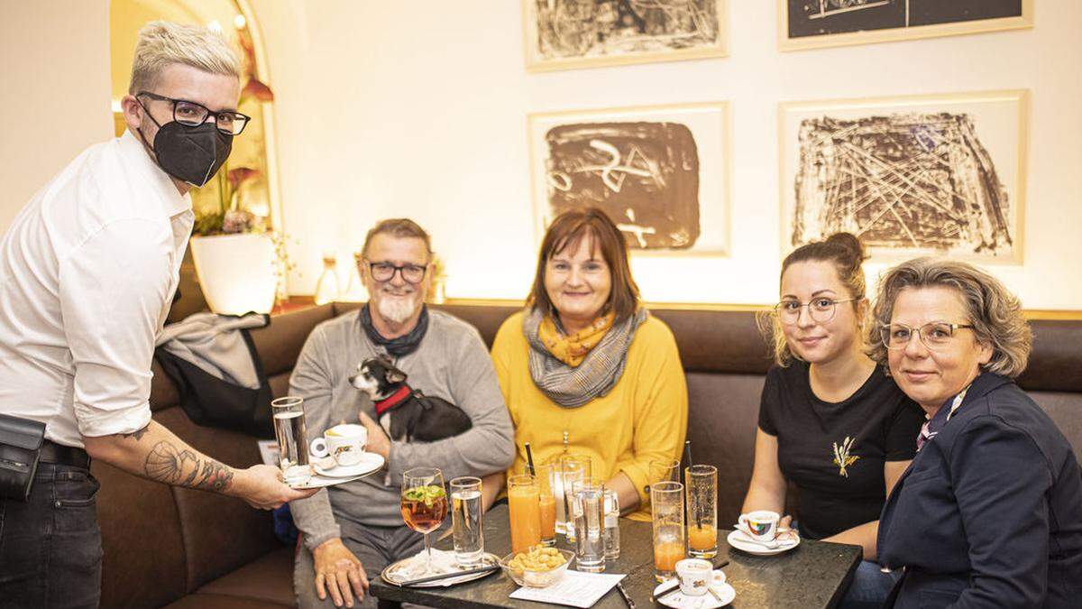 Stefan Skreinig freute sich im Cafe Domgassner über das Wiedersehen mit seinen Stammgästen.