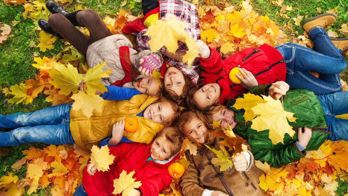 Die Kinder freuen sich über Herbstferien