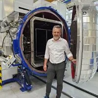 Werksleiter Martin Reisner vor dem neuen Lötofen der Miba Cooling Austria