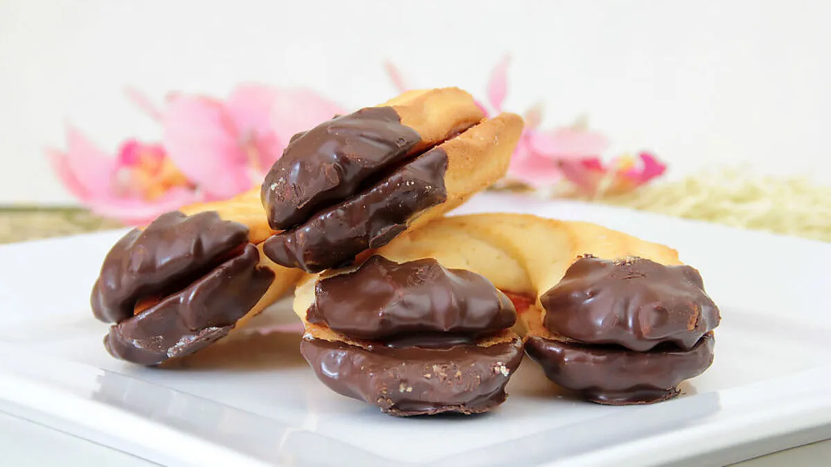 Werden in der Dose mürb: Schokogetunkte Kipferl aus Mürbteig