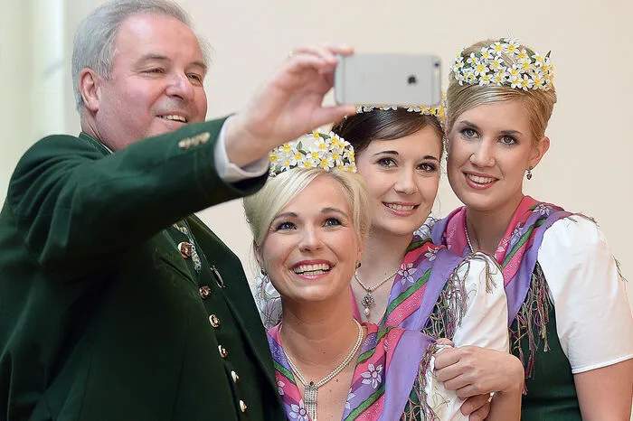 Einer davon ist Hermann Schützenhöfer. Er machte sich am Samstag gleich nach der Stimmabgabe auf den Weg zum Narzissenfest nach Bad Aussee - sonst wäre er eben "daheim nervös". Und machte doch gleich ein Selfie mit den Narzissenhoheiten Sabrina Schober, Lisa Niederauer und Elisabeth Gewessler.